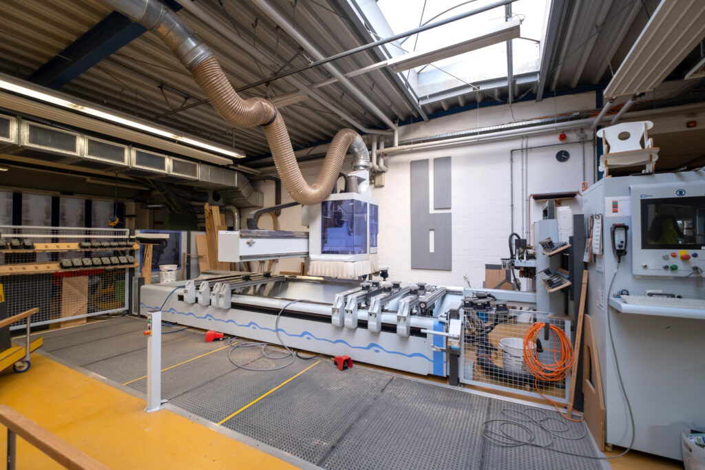 Innenansicht einer modernen Werkstatt oder Produktionshalle mit CNC-Fräse.